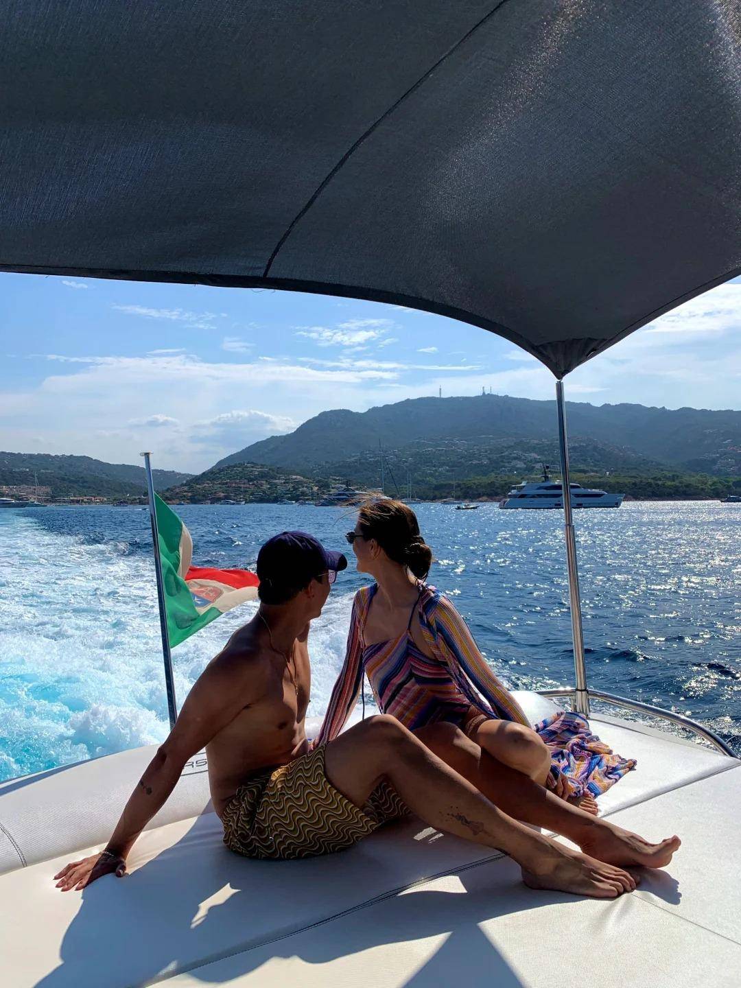 照身材曲线绝了老公抱着不撒手好浪漫新葡京娱乐场app吴千语晒地中海美(图2)