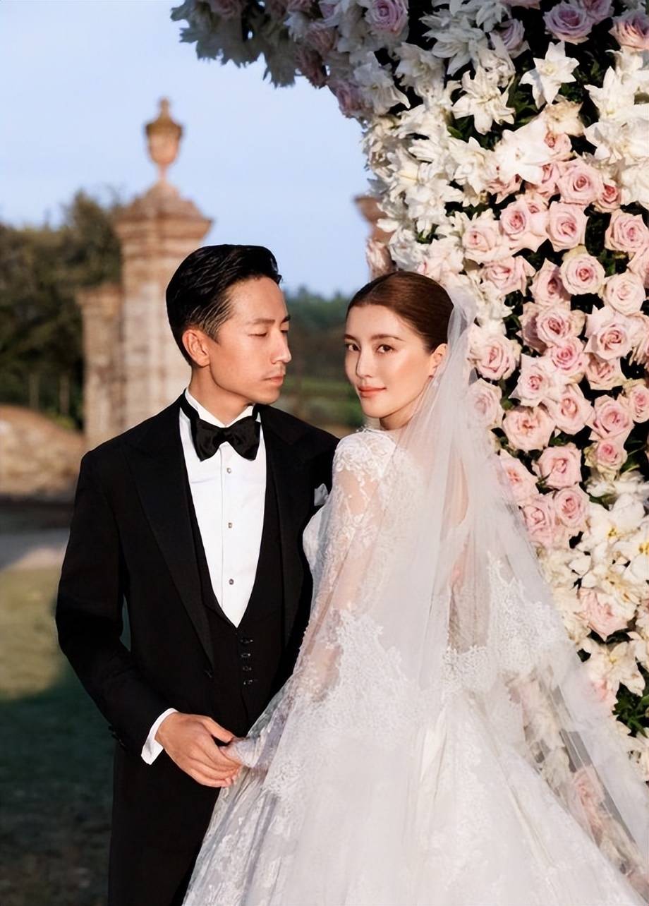 照身材曲线绝了老公抱着不撒手好浪漫新葡京娱乐场app吴千语晒地中海美(图6)