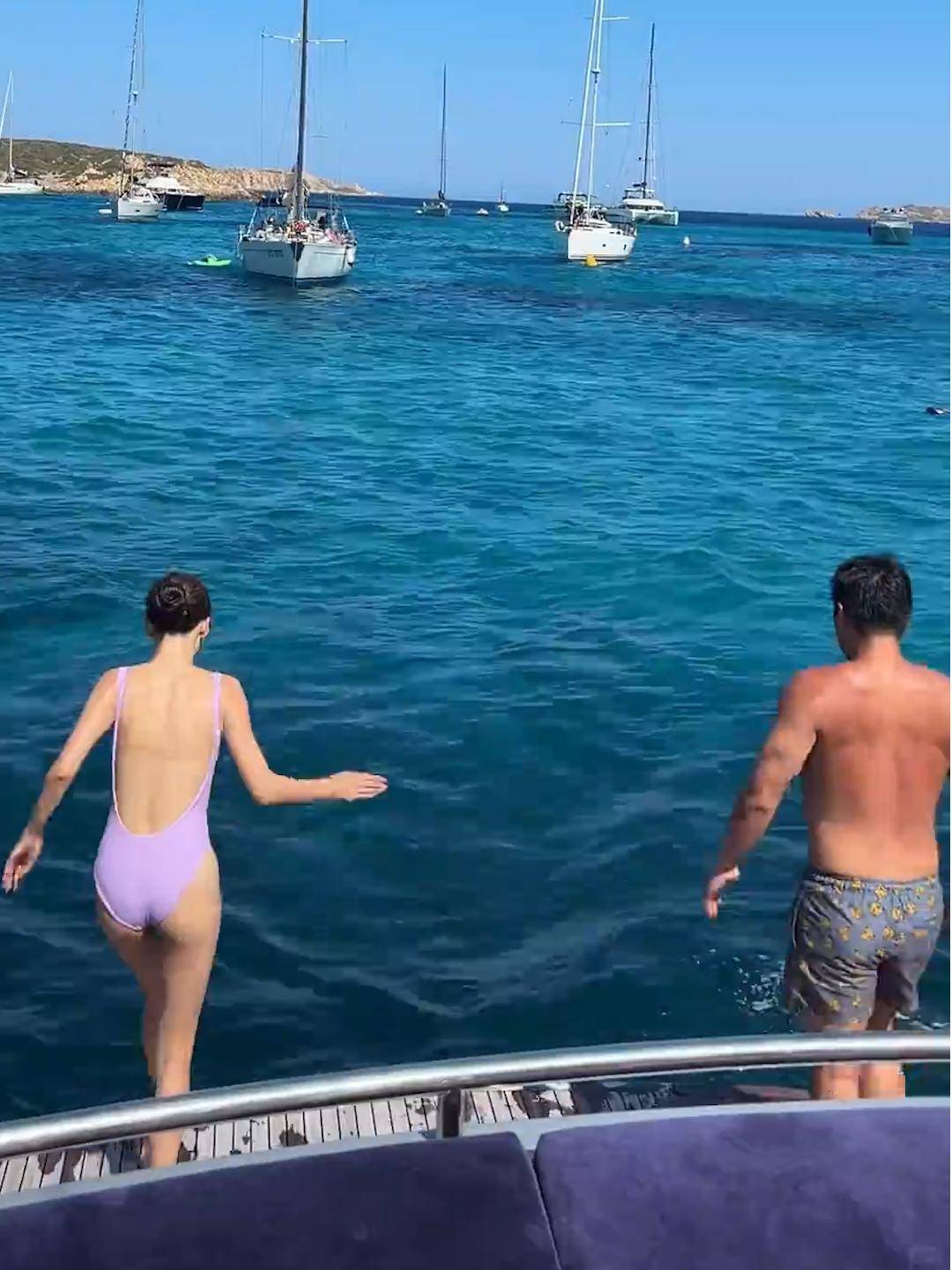 照身材曲线绝了老公抱着不撒手好浪漫新葡京娱乐场app吴千语晒地中海美(图8)